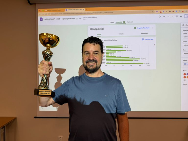 Matúš Marko s víťaznou cenou za najlepšiu prednášku AI Bootcamp 2025
